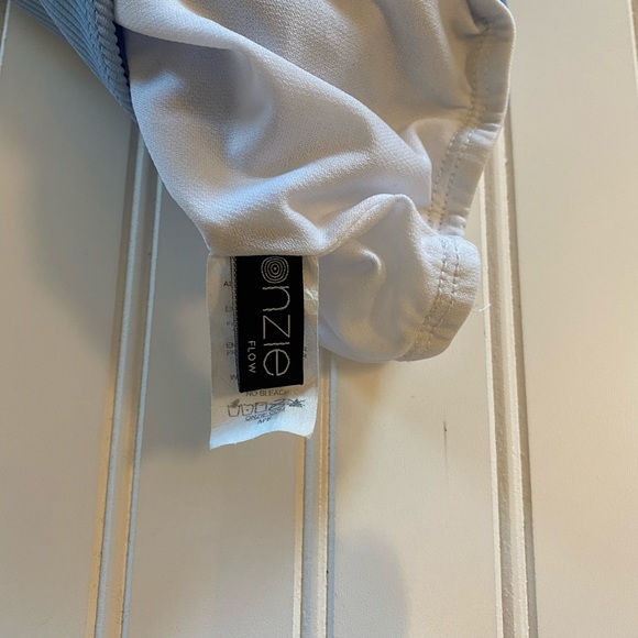 Onzie Front Twist Ribbed Cropped Crop Tank Top - Picture 12 of 15